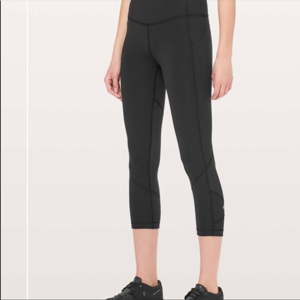 Lululemon pace rival mid rise 22” crop size 4 black. Great condition!!